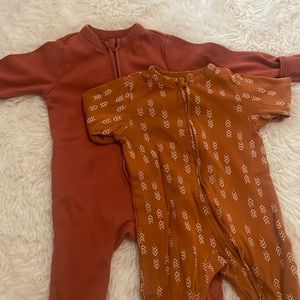 Baby pajamas with 2 way zipper and mittens